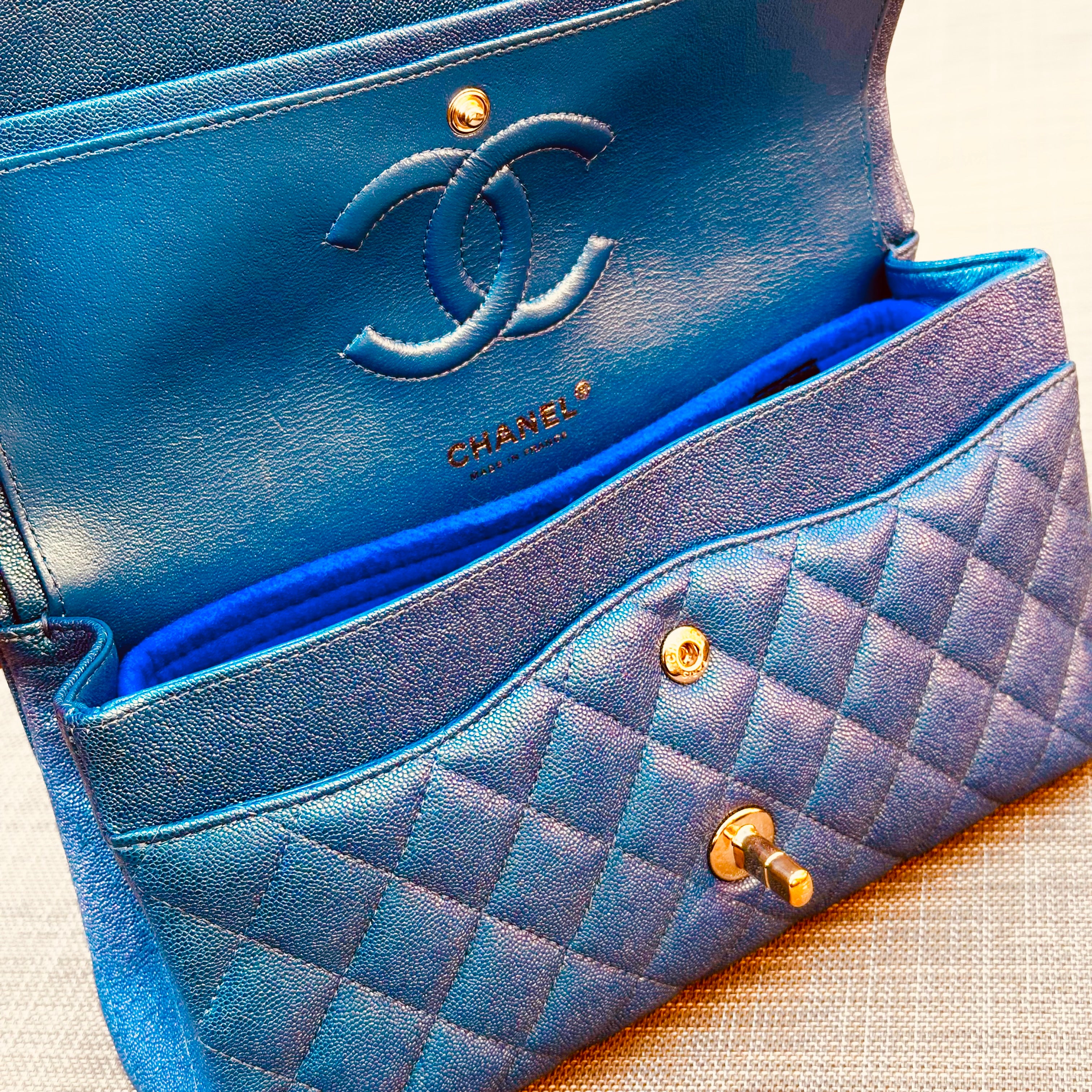 2019 19S Chanel Medium Iridescent Blue Caviar LGHW