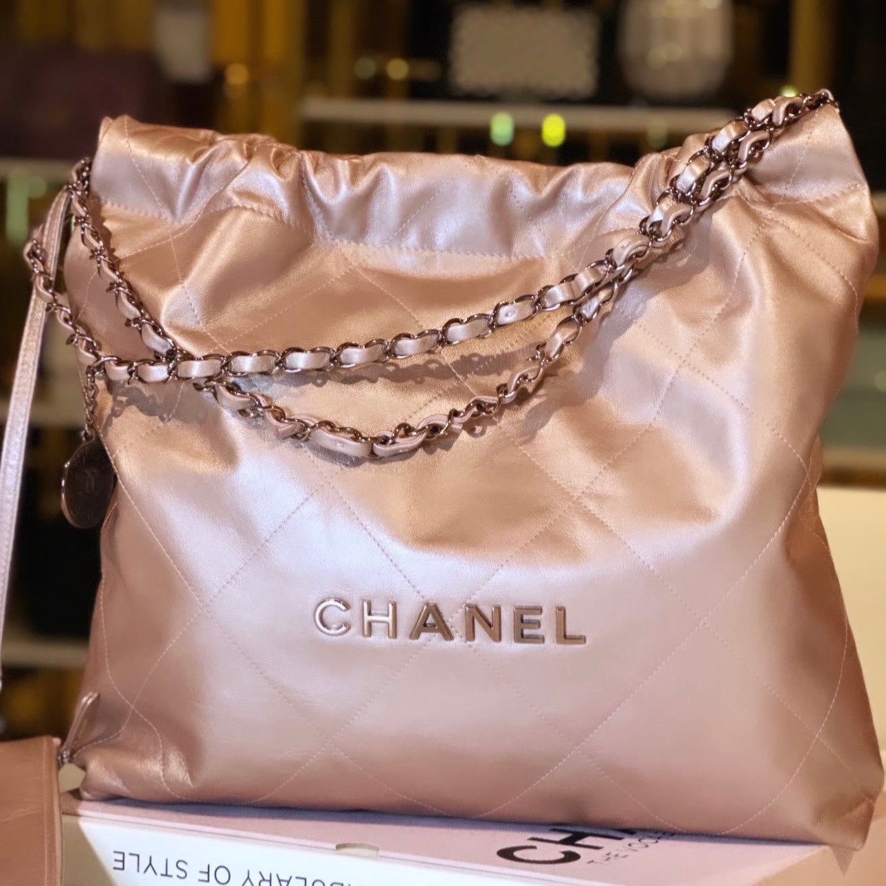 22A/Métiers D'art 2022 22 hobo Bag Metallic pink calfskin and rosé hardware
