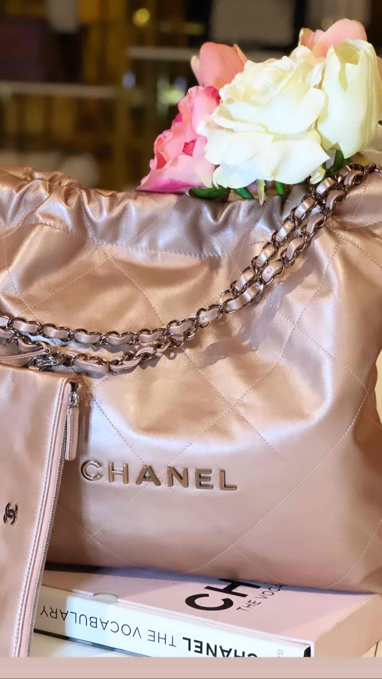 22A/Métiers D'art 2022 22 hobo Bag Metallic pink calfskin and rosé hardware
