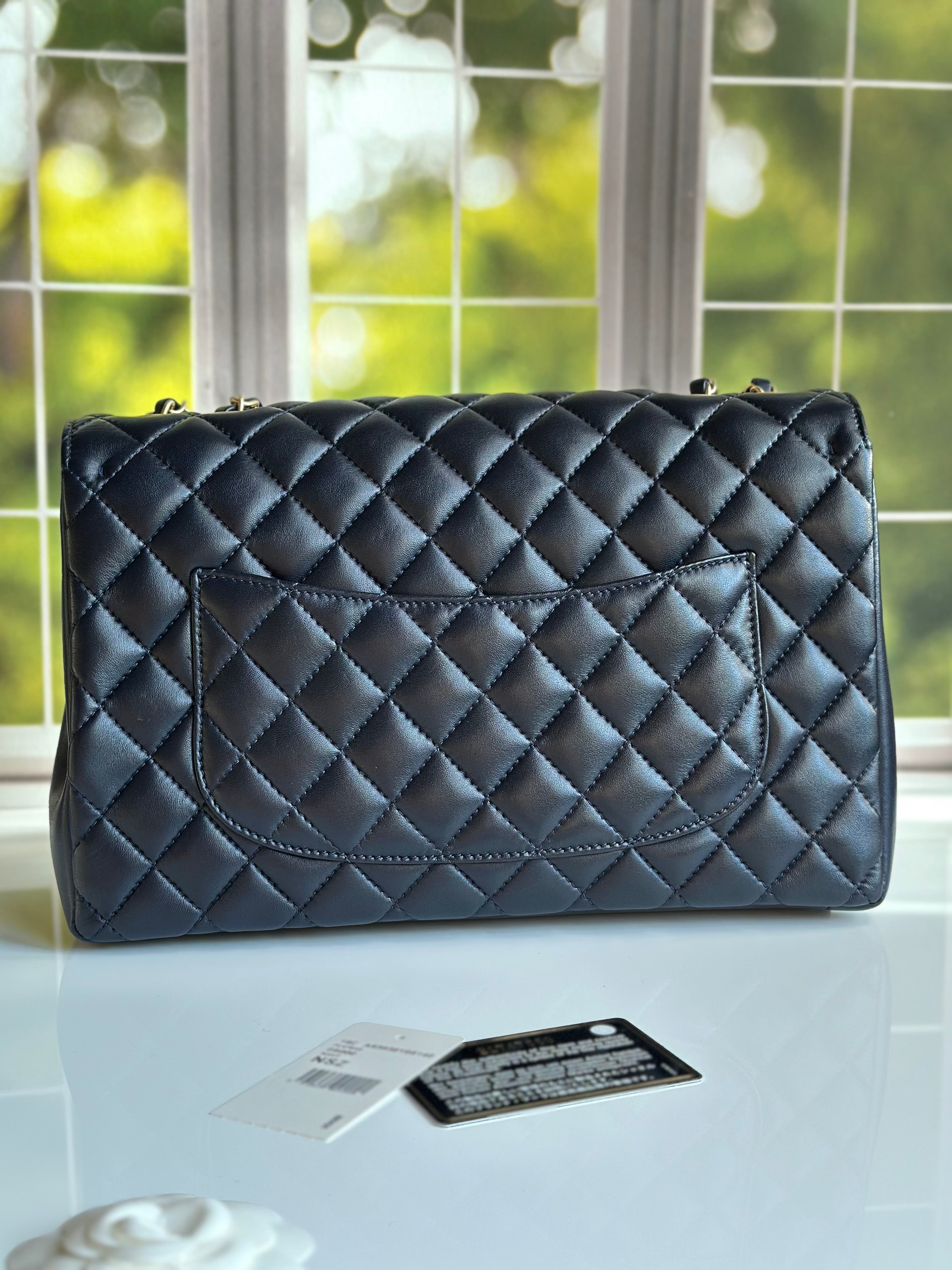 シャネルのバレ CHANEL 36,5 2016 Chanel Mademoiselle Chic Flap Navy Blue Lambskin and Satin Aged G